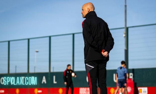 Ten Hag's strict code of behavior for Manchester United players that includes a phone ban, a dress code conditions, and sanctions.